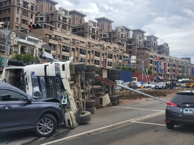 台中向上路7車連環車禍 大貨車撞斷測速桿 | 華視新聞