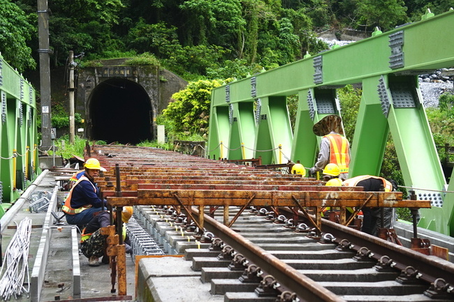 台鐵北迴線小清水溪橋改建 12/21提前通車 | 華視新聞