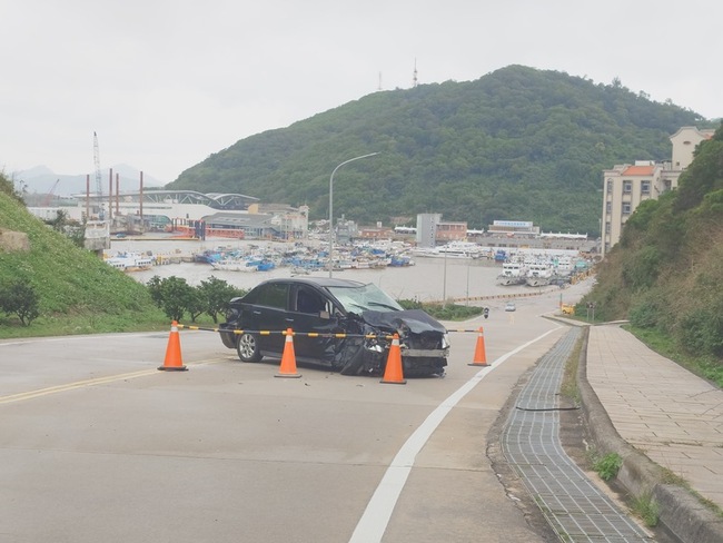 馬祖南竿自小客車與軍用卡車擦撞  1民眾受傷送醫 | 華視新聞