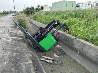 高雄大寮堆高機墜落排水溝 駕駛送醫急救