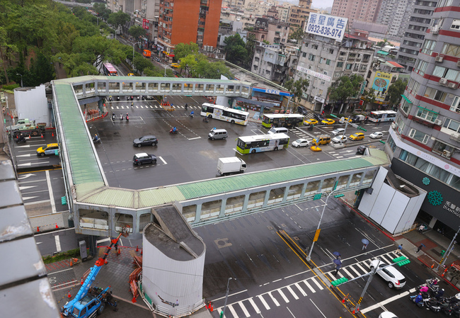 和平新生天橋開拆遭指違職安法  北市：適時勞檢 | 華視新聞