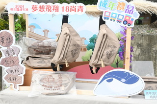 彰化高三生專屬成年禮斜背包 設計融入百年扇形車庫