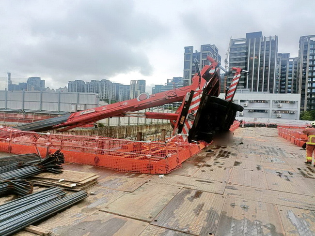 新北土城工地45公噸吊車翻覆 駕駛遭壓送醫不治 | 華視新聞