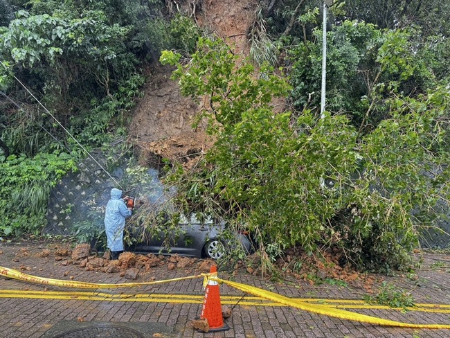 基隆正濱路邊坡坍方 轎車遭埋幸無人傷 | 華視新聞