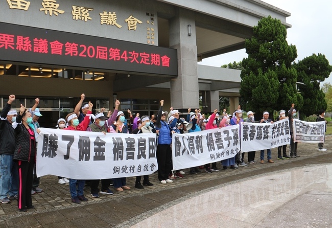 家對面農田變光電場 苗縣三灣銅鏡村民赴議會陳情 | 華視新聞