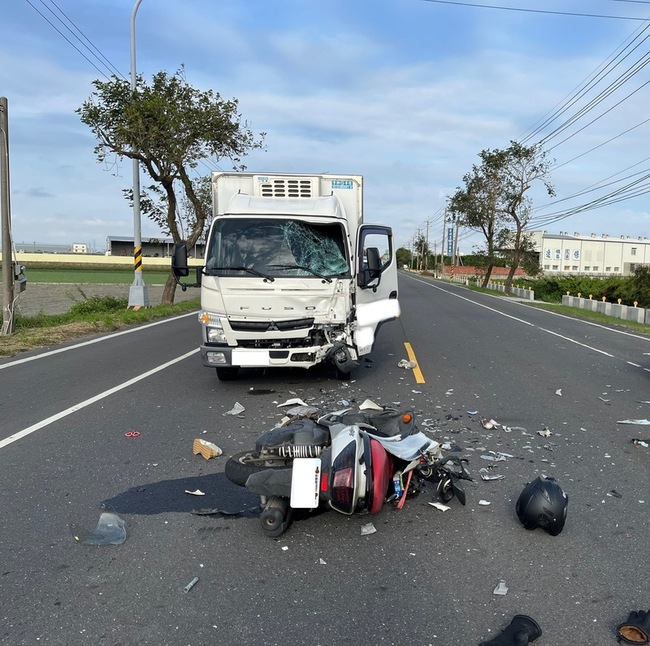 雲林機車偏離車道碰撞對向貨車 騎士傷重不治 | 華視新聞