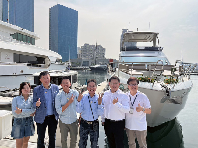 遊艇界「變形金剛」現身愛河灣  買家捧7千萬入手 | 華視新聞