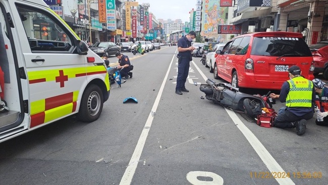 台中2機車事故3人倒地 6個月大男嬰命危送醫搶救 | 華視新聞