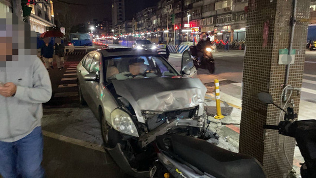 北市男違規左轉撞車釀3傷  2車再撞捷運圍籬和民宅 | 華視新聞