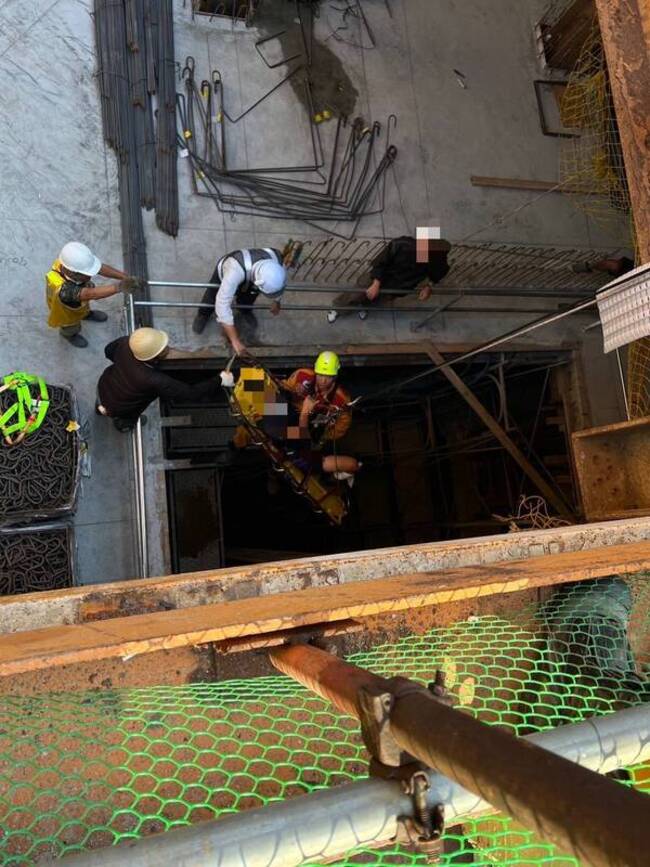 台中工安意外 工人拆除鷹架墜落地下3樓救出送醫 | 華視新聞