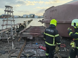 澎湖籍漁船修護下水翻覆意外 2人遭壓傷送醫急救