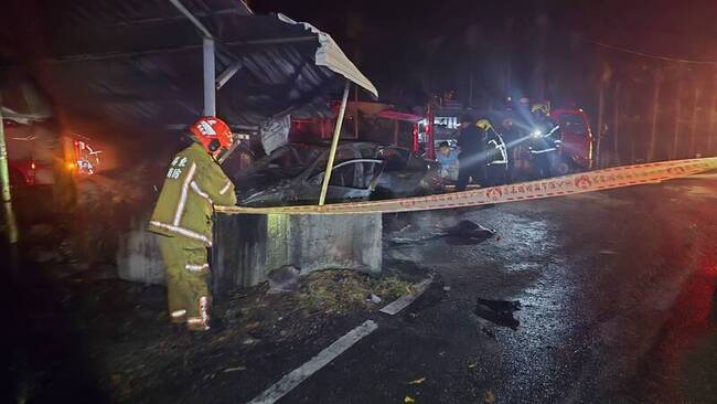 屏東一家3口同車撞民宅起火  母兒亡父傷送醫 | 華視新聞