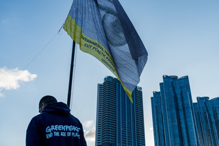 全球塑膠公約談判登場 釜山升起巨眼監督