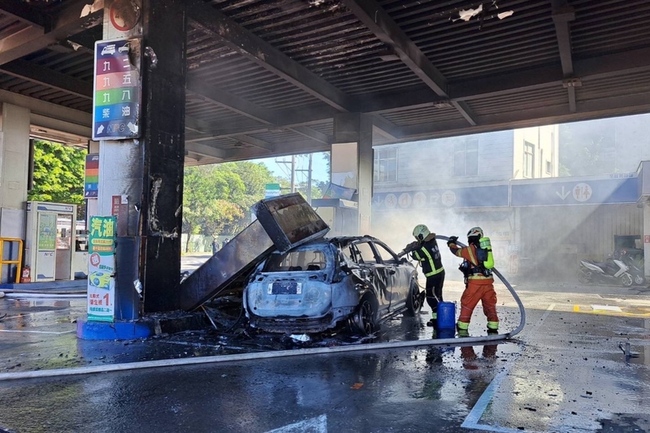 桃園汽車衝撞加油島釀火燒車 幸無人傷 | 華視新聞