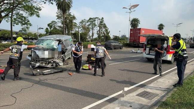 高雄運鈔車撞聯結車2人送醫 車上300多萬順利轉運 | 華視新聞