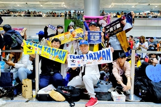 12強英雄返台逾千球迷接機 航警局：規模20年少見