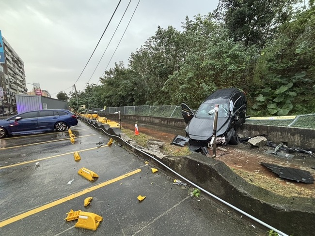 頭份T字路口小客車逆向撞護盾  酒駕男擦傷送醫 | 華視新聞