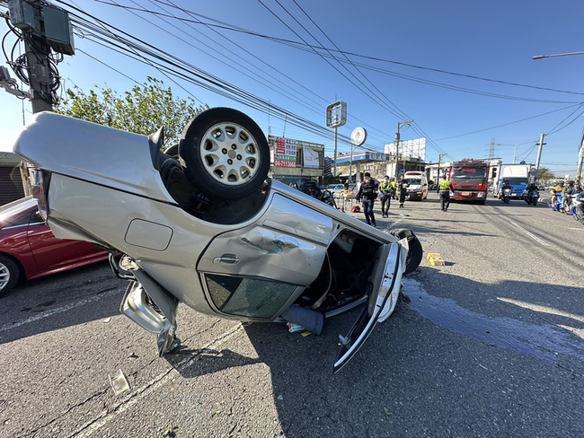 彰化男開車連撞路旁10輛汽機車 受傷送醫 | 華視新聞