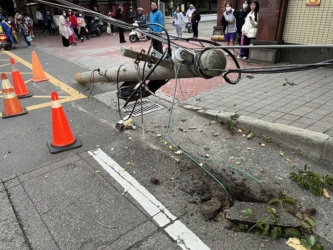 頭份翁接孫放學  駕車校門前暴衝撞電桿幸無傷亡 | 華視新聞