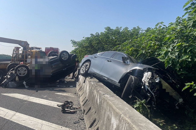 國1下營段2車碰撞 1車四輪朝天1車卡護欄釀5輕傷 | 華視新聞