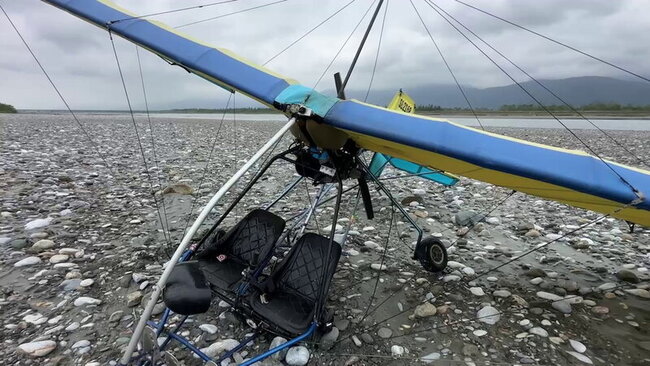 花蓮輕航機突失動力滑翔迫降河床 機上2人均安 | 華視新聞