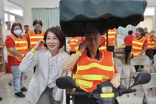 守護長輩暗夜行路 屏縣府訂製千件人車兩用反光背心