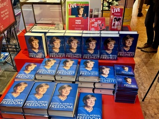 偶遇梅克爾成關鍵 台灣搶下回憶錄中文版權同步歐美