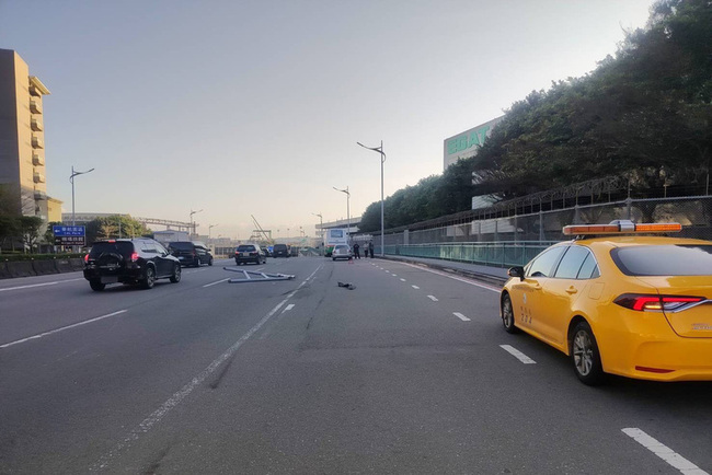 聯結車誤闖桃機園區撞毀限高架  駕駛遭究責求償 | 華視新聞