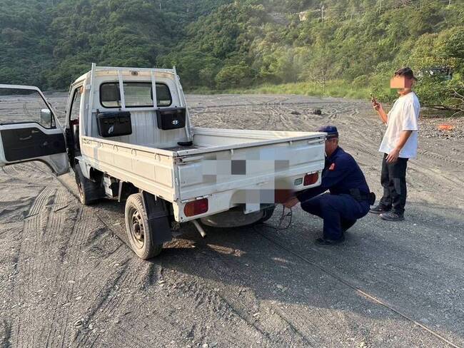 高雄兄弟檔駕車衝老鷹谷沙洲觀景 輪胎陷坑受困 | 華視新聞