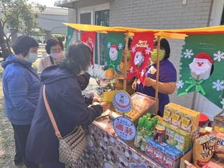 屏東青年首創市集帶入護理之家 長輩感受外界活力