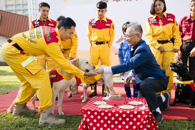 記錄搜救犬萌樣 高市2025消防月曆登場 | 華視新聞