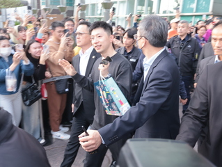 陸生團訪台北101 馬龍球迷列隊爭睹