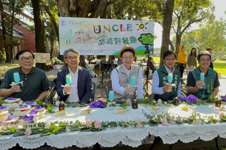 郭國文陪同弱勢學童野餐 體驗台南5博物館特色