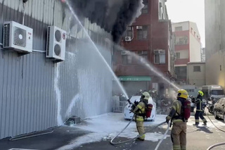 台南娃娃機台店起火竄煙 鐵皮屋近全毀無人傷亡