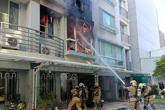 台南4層樓透天厝火警 65歲男受困頂樓救出送醫 | 華視新聞