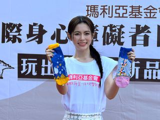 瑪利亞青年偕網紅 台中景點入畫「玩」成快樂襪禮盒