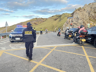 武嶺假日狂塞車 南投警凌晨4時就啟動交通疏導