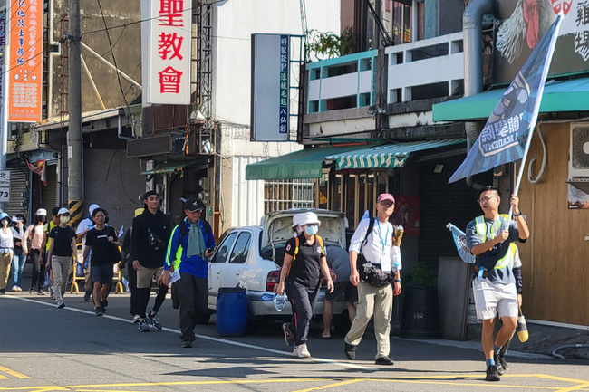 接力護台灣徒步北行 台南段逾百人力挺 | 華視新聞