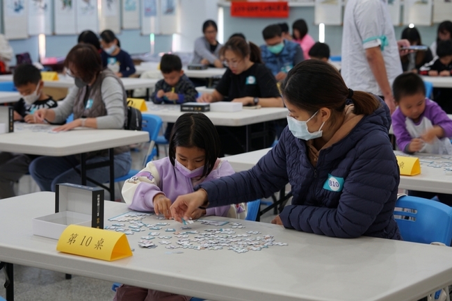 小島盃拼圖大賽 200親子同心完成澎湖群島圖案 | 華視新聞