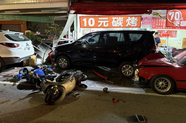 台南自小客車失控撞碳烤店 1路人4顧客受傷送醫 | 華視新聞