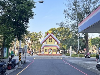 「屏東聖誕節」主燈童話屋路沖  房仲貼文引笑點