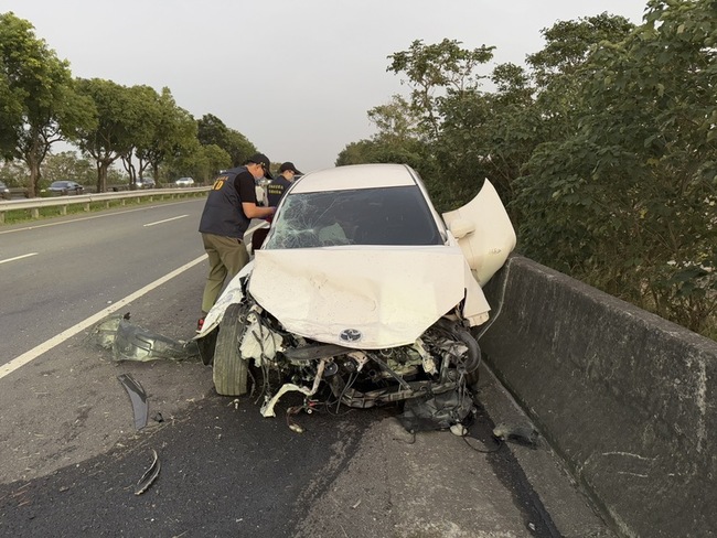 雲林車禍疑自撞1男身亡 台78快速路尖峰回堵數公里 | 華視新聞