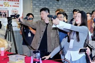 陸生團訪長庚大學  楊倩夜市氣球射擊遊戲勝出