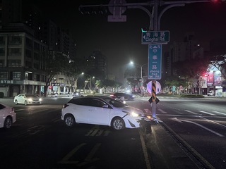高雄自小客車自撞分隔島  駕駛棄車逃逸失聯