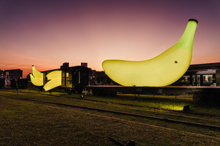 哈瑪星出現巨大香蕉成亮點  週末推廣農特產品