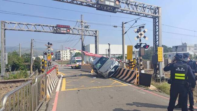 台中海線平交道小客車翻覆  大肚至追分站受影響 | 華視新聞