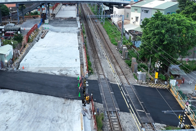 台南實踐街平交道 15日開放機車與行人通行 | 華視新聞