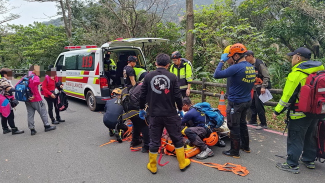 新北瑞芳金瓜石落石砸中登山客 3人輕傷1命危 | 華視新聞