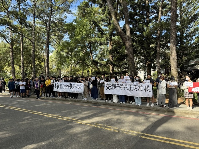 陸生團訪清大 民眾高喊：交流要平等、民主是前提 | 華視新聞