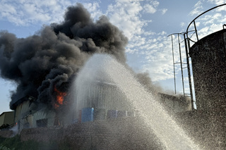 台南鹽水工廠火警 存放瀝青冒大量濃煙
